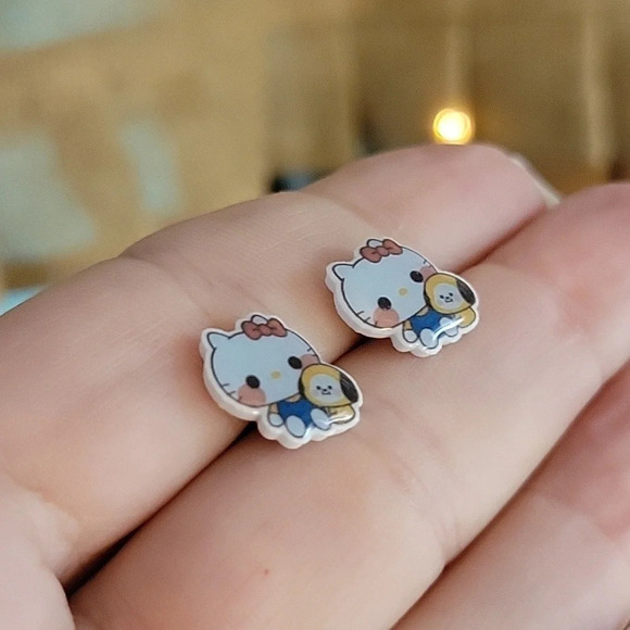 🔥LAST PAIR🔥 Hello Kitty & Friend Stud Earrings - Picture 6 of 7